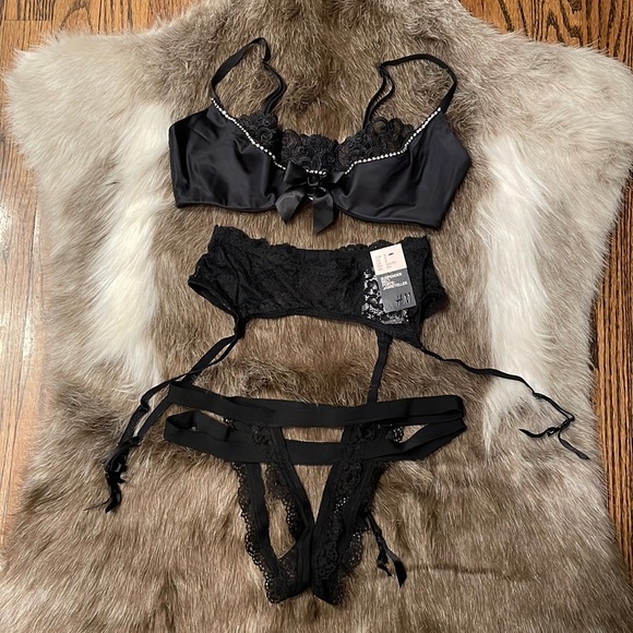 Victoria's Secret Other - Victoria's Secrets jewelled satin bra bundle